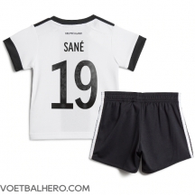 Duitsland Leroy Sane #19 Thuis tenue Kids WK 2022 Korte Mouwen (+ broek)