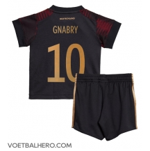 Duitsland Serge Gnabry #10 Uit tenue Kids WK 2022 Korte Mouwen (+ broek)